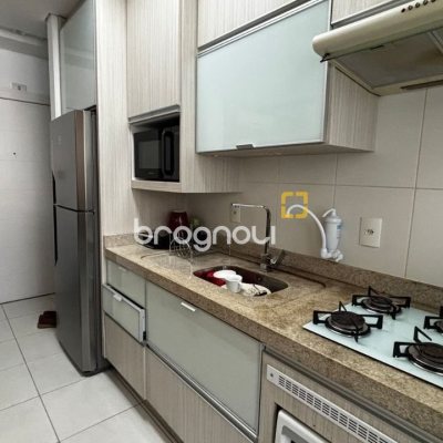 Apartamento com 69m², 2 quartos (sendo 2 suítes), 2 garagens, no bairro Coqueiros em Florianópolis