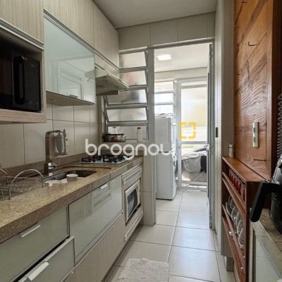 Apartamento com 69m², 2 quartos (sendo 2 suítes), 2 garagens, no bairro Coqueiros em Florianópolis