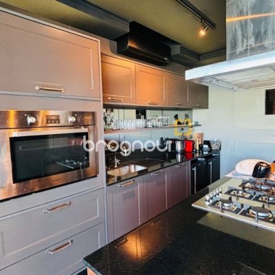 Apartamento com 69m², 2 quartos (sendo 2 suítes), 2 garagens, no bairro Coqueiros em Florianópolis
