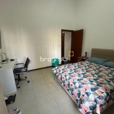 Casa com 400m², 4 garagens, no bairro Centro em Florianópolis