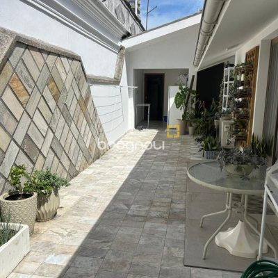 Casa com 400m², 4 garagens, no bairro Centro em Florianópolis