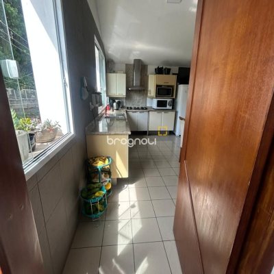 Casa com 400m², 4 garagens, no bairro Centro em Florianópolis