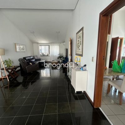 Casa com 400m², 4 garagens, no bairro Centro em Florianópolis