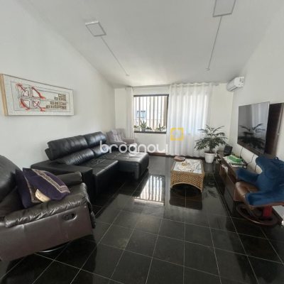 Casa com 400m², 4 garagens, no bairro Centro em Florianópolis