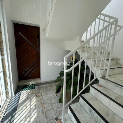 Casa com 400m², 4 garagens, no bairro Centro em Florianópolis