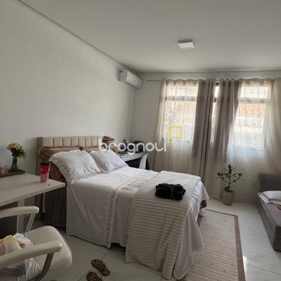 Casa com 400m², 4 garagens, no bairro Centro em Florianópolis
