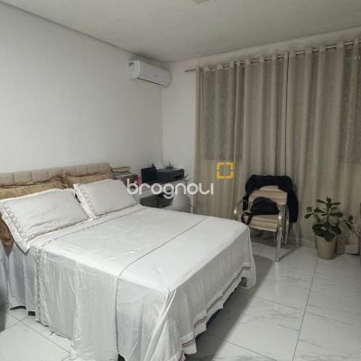 Casa com 400m², 4 garagens, no bairro Centro em Florianópolis
