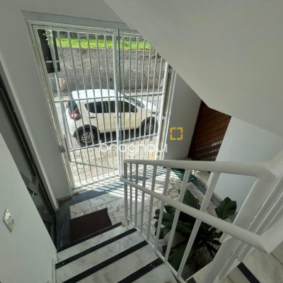 Casa com 400m², 4 garagens, no bairro Centro em Florianópolis