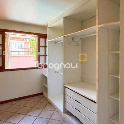 Casa com 271m², 4 quartos (sendo 1 suíte), 3 garagens, no bairro Campeche em Florianópolis