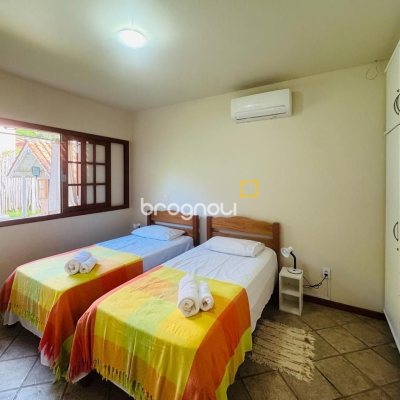 Casa com 271m², 4 quartos (sendo 1 suíte), 3 garagens, no bairro Campeche em Florianópolis