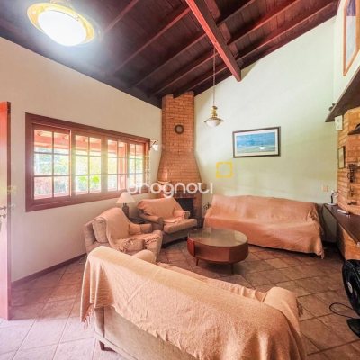 Casa com 271m², 4 quartos (sendo 1 suíte), 3 garagens, no bairro Campeche em Florianópolis
