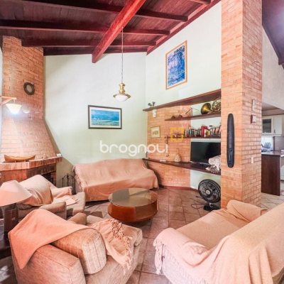 Casa com 271m², 4 quartos (sendo 1 suíte), 3 garagens, no bairro Campeche em Florianópolis