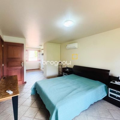 Casa com 271m², 4 quartos (sendo 1 suíte), 3 garagens, no bairro Campeche em Florianópolis
