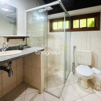 Casa com 271m², 4 quartos (sendo 1 suíte), 3 garagens, no bairro Campeche em Florianópolis