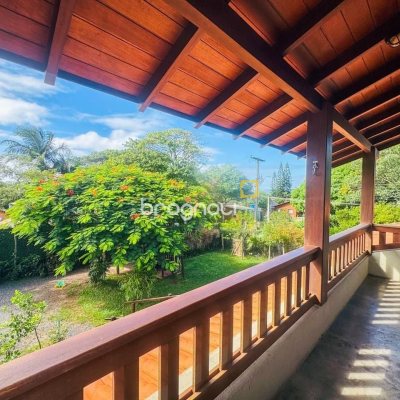 Casa com 271m², 4 quartos (sendo 1 suíte), 3 garagens, no bairro Campeche em Florianópolis