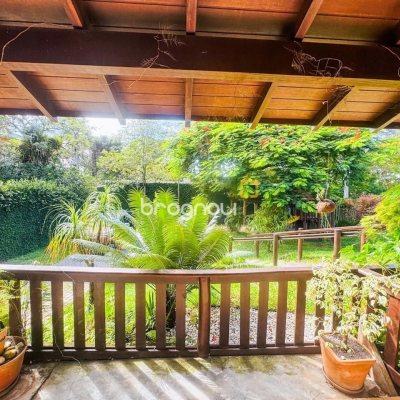 Casa com 271m², 4 quartos (sendo 1 suíte), 3 garagens, no bairro Campeche em Florianópolis