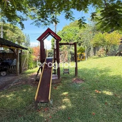 Casa com 271m², 4 quartos (sendo 1 suíte), 3 garagens, no bairro Campeche em Florianópolis