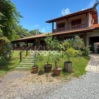 Casa com 271m², 4 quartos (sendo 1 suíte), 3 garagens, no bairro Campeche em Florianópolis