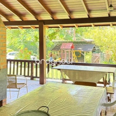 Casa com 271m², 4 quartos (sendo 1 suíte), 3 garagens, no bairro Campeche em Florianópolis