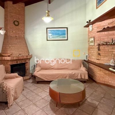 Casa com 271m², 4 quartos (sendo 1 suíte), 3 garagens, no bairro Campeche em Florianópolis