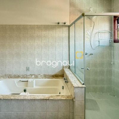 Casa com 271m², 4 quartos (sendo 1 suíte), 3 garagens, no bairro Campeche em Florianópolis