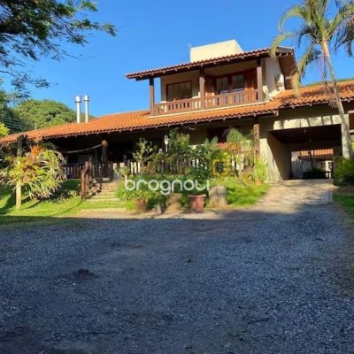 Casa com 271m², 4 quartos (sendo 1 suíte), 3 garagens, no bairro Campeche em Florianópolis