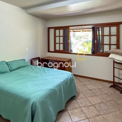 Casa com 271m², 4 quartos (sendo 1 suíte), 3 garagens, no bairro Campeche em Florianópolis
