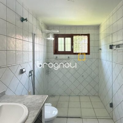 Casa com 271m², 4 quartos (sendo 1 suíte), 3 garagens, no bairro Campeche em Florianópolis