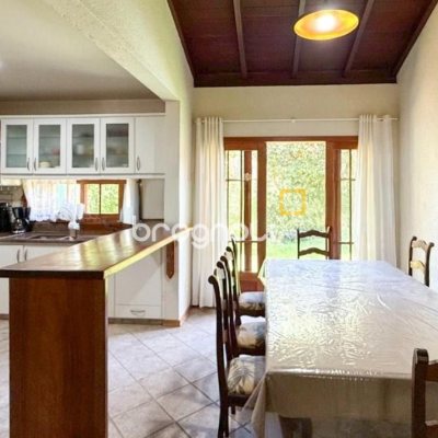 Casa com 271m², 4 quartos (sendo 1 suíte), 3 garagens, no bairro Campeche em Florianópolis