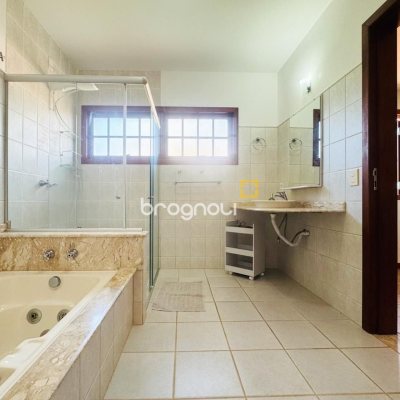 Casa com 271m², 4 quartos (sendo 1 suíte), 3 garagens, no bairro Campeche em Florianópolis