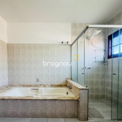 Casa com 271m², 4 quartos (sendo 1 suíte), 3 garagens, no bairro Campeche em Florianópolis