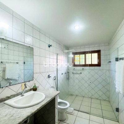 Casa com 271m², 4 quartos (sendo 1 suíte), 3 garagens, no bairro Campeche em Florianópolis
