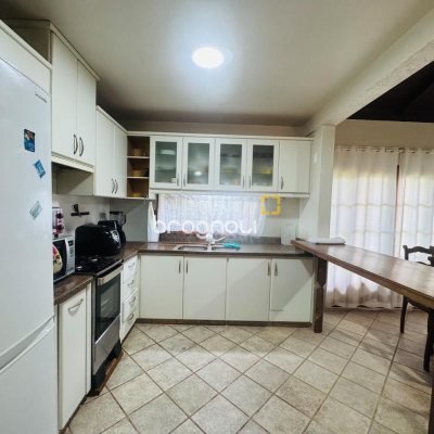 Casa com 271m², 4 quartos (sendo 1 suíte), 3 garagens, no bairro Campeche em Florianópolis