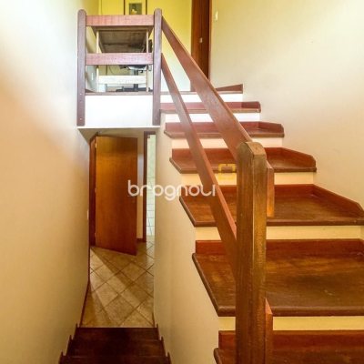 Casa com 271m², 4 quartos (sendo 1 suíte), 3 garagens, no bairro Campeche em Florianópolis