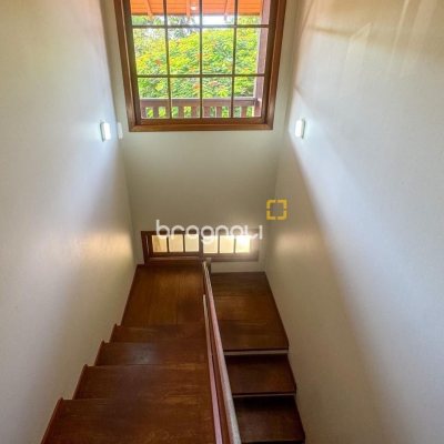 Casa com 271m², 4 quartos (sendo 1 suíte), 3 garagens, no bairro Campeche em Florianópolis