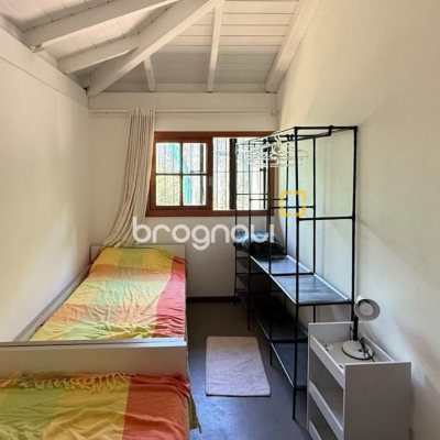 Casa com 271m², 4 quartos (sendo 1 suíte), 3 garagens, no bairro Campeche em Florianópolis