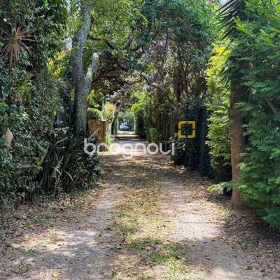 Casa com 271m², 4 quartos (sendo 1 suíte), 3 garagens, no bairro Campeche em Florianópolis