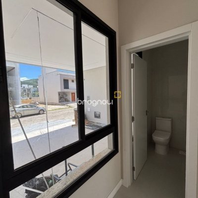 Casa de Condomínio com 176m², 3 quartos (sendo 1 suíte), 4 garagens, no bairro Beira Rio em Biguaçu