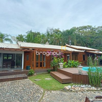 Casa com 313m², 3 quartos (sendo 2 suítes), 4 garagens, no bairro Rio Tavares em Florianópolis