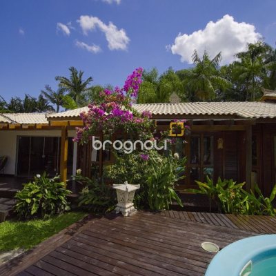 Casa com 313m², 3 quartos (sendo 2 suítes), 4 garagens, no bairro Rio Tavares em Florianópolis