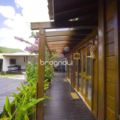 Casa com 313m², 3 quartos (sendo 2 suítes), 4 garagens, no bairro Rio Tavares em Florianópolis