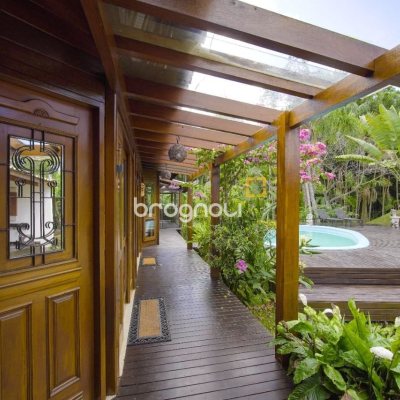 Casa com 313m², 3 quartos (sendo 2 suítes), 4 garagens, no bairro Rio Tavares em Florianópolis