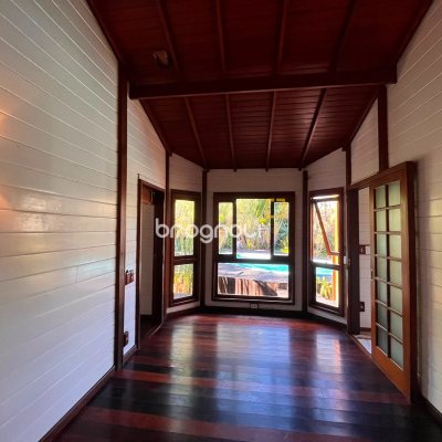 Casa com 313m², 3 quartos (sendo 2 suítes), 4 garagens, no bairro Rio Tavares em Florianópolis