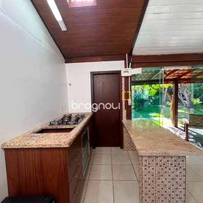 Casa com 313m², 3 quartos (sendo 2 suítes), 4 garagens, no bairro Rio Tavares em Florianópolis