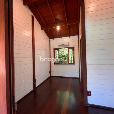 Casa com 313m², 3 quartos (sendo 2 suítes), 4 garagens, no bairro Rio Tavares em Florianópolis