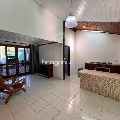 Casa com 313m², 3 quartos (sendo 2 suítes), 4 garagens, no bairro Rio Tavares em Florianópolis