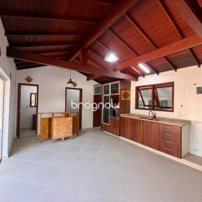Casa com 313m², 3 quartos (sendo 2 suítes), 4 garagens, no bairro Rio Tavares em Florianópolis