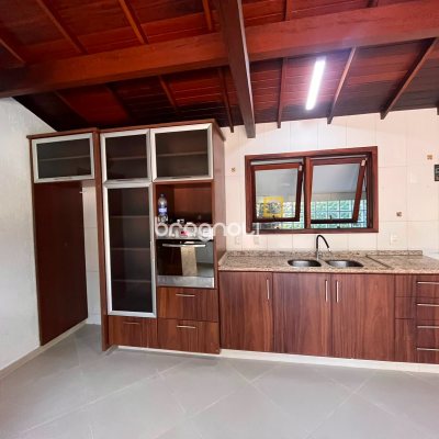 Casa com 313m², 3 quartos (sendo 2 suítes), 4 garagens, no bairro Rio Tavares em Florianópolis