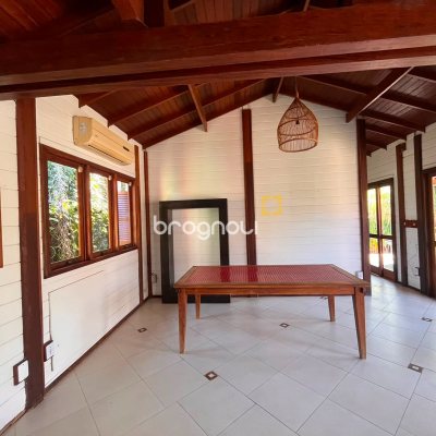 Casa com 313m², 3 quartos (sendo 2 suítes), 4 garagens, no bairro Rio Tavares em Florianópolis