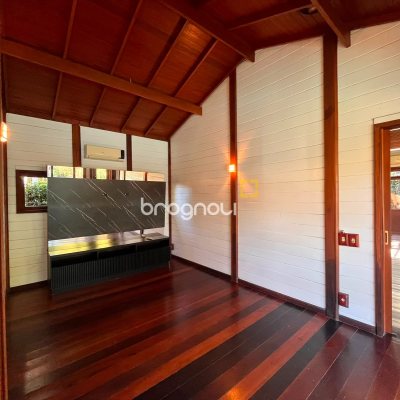 Casa com 313m², 3 quartos (sendo 2 suítes), 4 garagens, no bairro Rio Tavares em Florianópolis